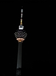 KL-Tower nachts bunt beleuchtet